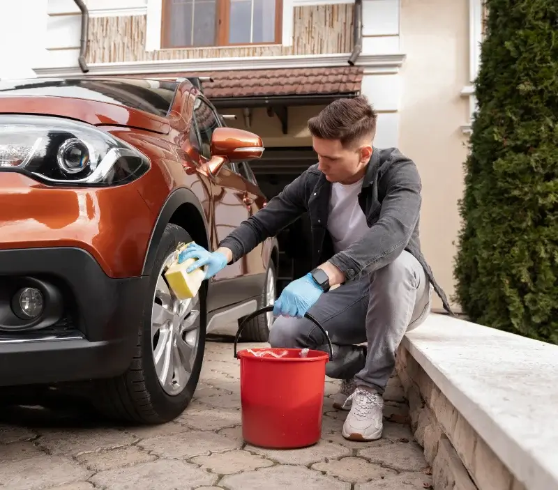 Lavage auto à domicile Saint-Étienne-du-Grès : professionnel intervenant sur un véhicule